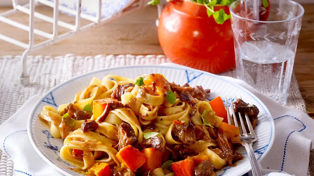 Bandnudeln mit geschmortem Rindfleisch-Kürbis-Ragout Rezept - Foto: LECKER @ Bauer Media Group Bandnudeln mit geschmortem Rindfleisch-Kürbis-Ragout Rezept - Foto: LECKER @ Bauer Media Group