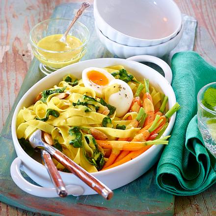 Bandnudeln mit glasierten Möhren, Spinat, wachsweichen Eiern in Currysoße Rezept