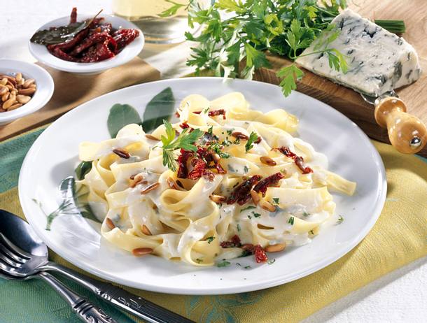 Bandnudeln mit Gorgonzola-Soße Rezept Bandnudeln mit Gorgonzola-Soße Rezept