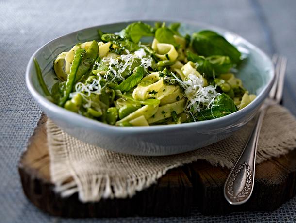 Bandnudeln mit grünem Gemüse und Salsa verde Rezept Bandnudeln mit grünem Gemüse und Salsa verde Rezept