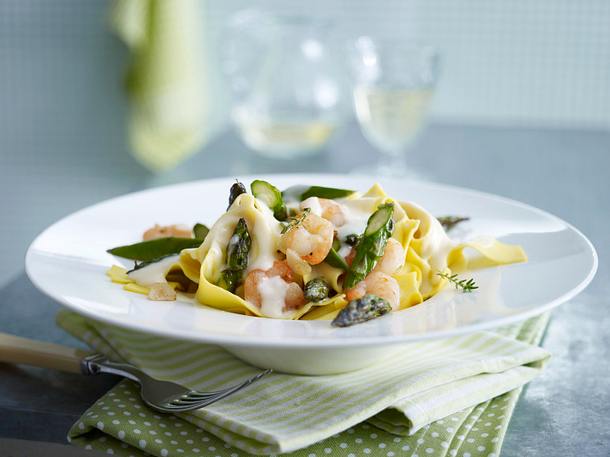 Bandnudeln mit grünem Spargel und Garnelen in Noilly-Prat-Soße Rezept Bandnudeln mit grünem Spargel und Garnelen in Noilly-Prat-Soße Rezept