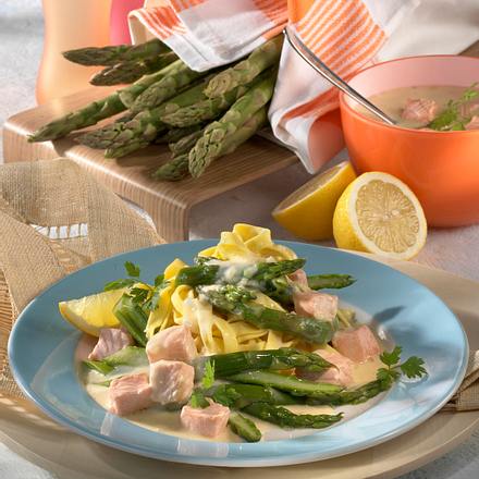 Bandnudeln mit grünem Spargel und Lachssahne Rezept