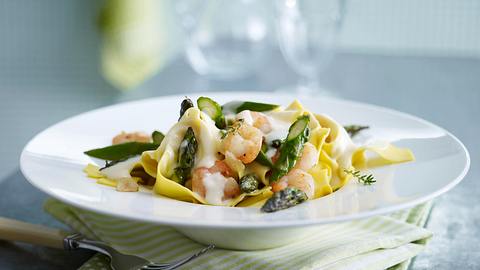 Bandnudeln mit grünem Spargel und Garnelen Rezept - Foto: House of Food / Bauer Food Experts KG