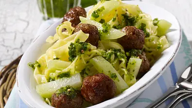 Bandnudeln mit Hackbällchen, Kohlrabi und Pesto Rezept - Foto: LECKER @ Bauer Media Group
