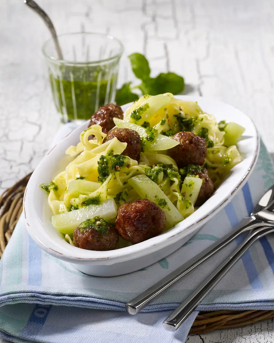 Bandnudeln mit Hackbällchen, Kohlrabi und Pesto Rezept Bandnudeln mit Hackbällchen, Kohlrabi und Pesto Rezept