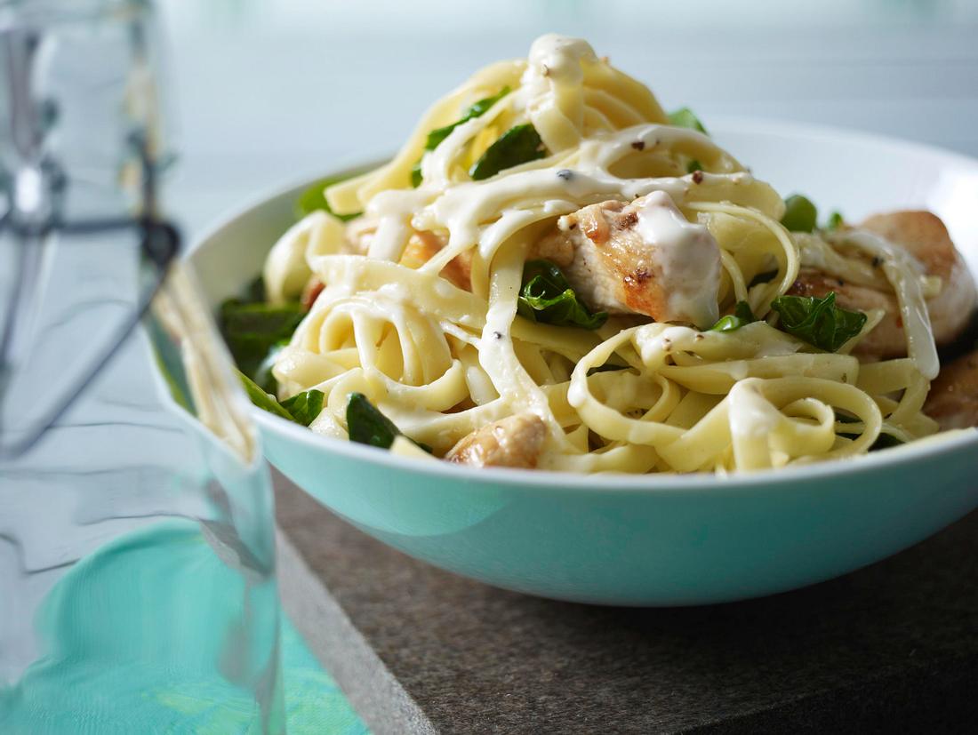 Bandnudeln mit Hähnchenfilet und Spinat in Gorgonzolasoße Rezept | LECKER