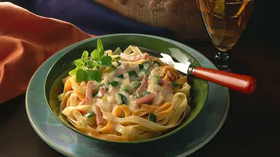 Bandnudeln mit Käsesoße, Zucchini und Schinken Rezept - Foto: LECKER @ Bauer Media Group