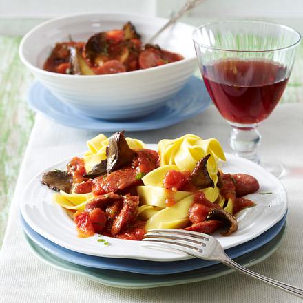 Bandnudeln mit Kräuterseitlingen und Bratwurst in Tomatensoße Rezept Bandnudeln mit Kräuterseitlingen und Bratwurst in Tomatensoße Rezept