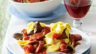 Bandnudeln mit Kräuterseitlingen und Bratwurst in Tomatensoße Rezept - Foto: LECKER @ Bauer Media Group