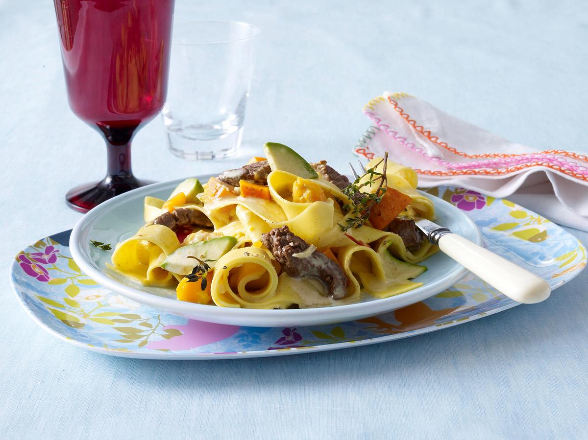 Bandnudeln mit Kürbis, Avocado und Steakstreifen Rezept