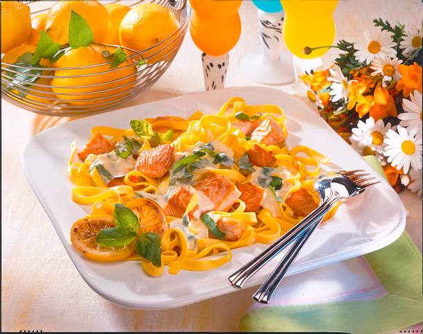 Bandnudeln mit Lachs-Basilikum-Zitronen-Rahm Rezept Bandnudeln mit Lachs-Basilikum-Zitronen-Rahm Rezept