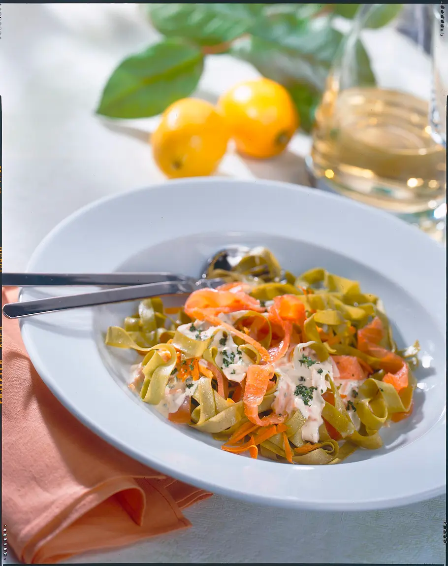 Bandnudeln mit Lachs-Frischkäse-Soße Rezept Bandnudeln mit Lachs-Frischkäse-Soße Rezept