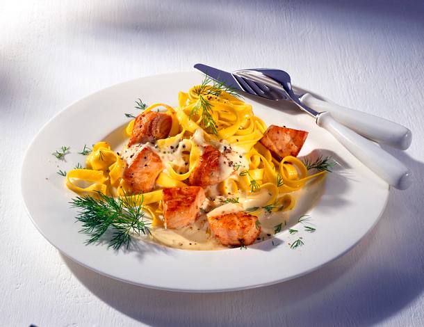 Bandnudeln mit Lachs in Weißwein-Sahne-Soße Rezept
