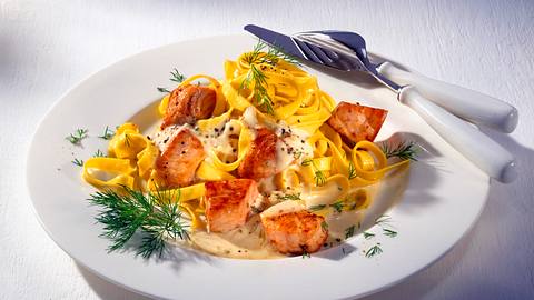 Bandnudeln mit Lachs in Weißwein-Sahne-Soße Rezept - Foto: House of Food / Bauer Food Experts KG