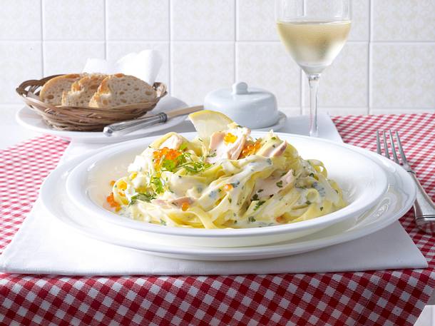 Bandnudeln mit Lachs und Forellenkaviar Rezept Bandnudeln mit Lachs und Forellenkaviar Rezept