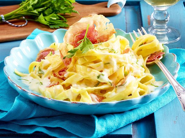Bandnudeln mit Limonensoße und Pancetta Rezept Bandnudeln mit Limonensoße und Pancetta Rezept