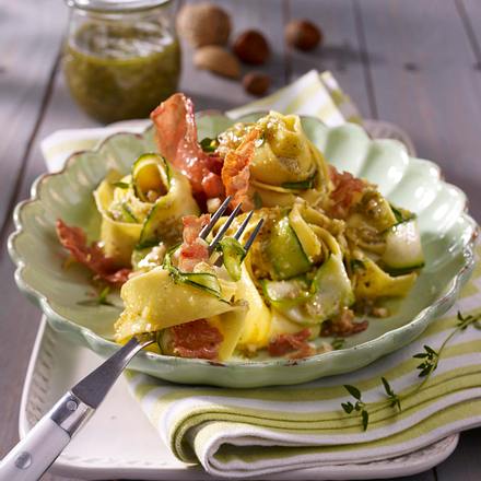 Bandnudeln mit Nusspesto, Parmaschinken und Zucchini Rezept Bandnudeln mit Nusspesto, Parmaschinken und Zucchini Rezept