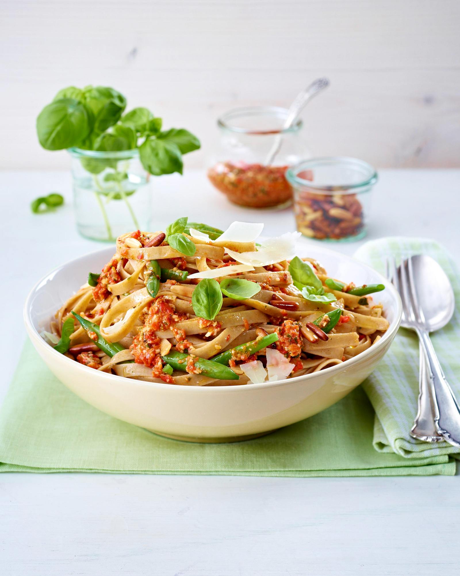 Bandnudeln mit ­Paprika-Mandel-Pesto Rezept | LECKER