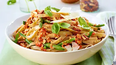 Bandnudeln mit ­Paprika-Mandel-Pesto Rezept - Foto: LECKER @ Bauer Media Group
