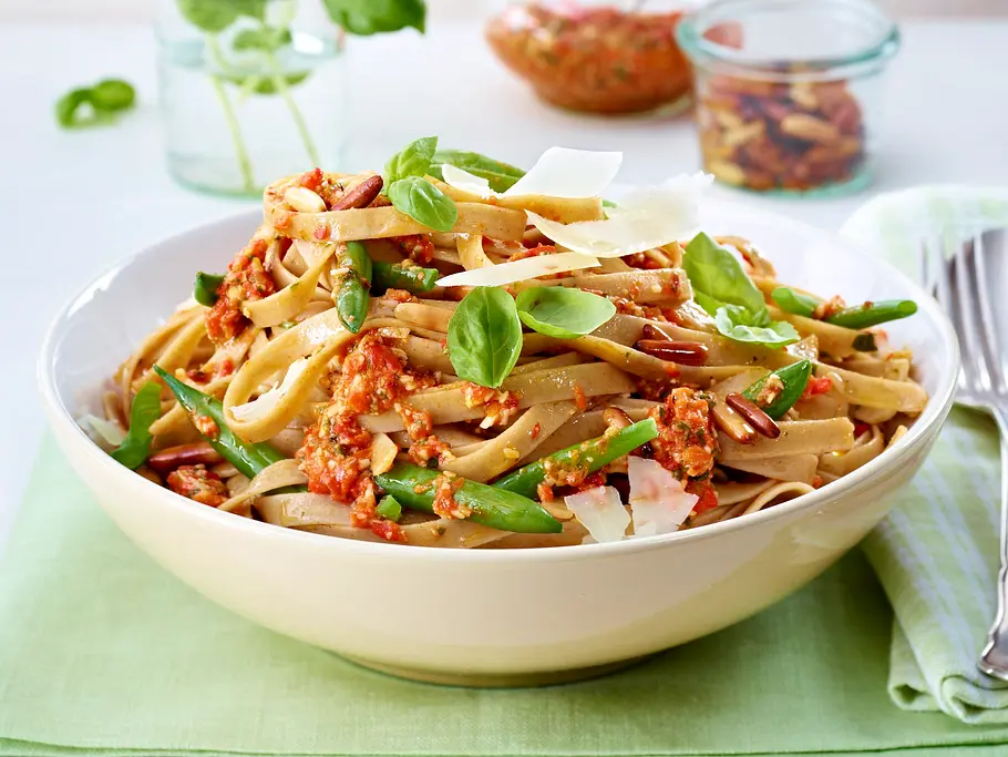 Bandnudeln mit Paprika-Mandel-Pesto Rezept Bandnudeln mit Paprika-Mandel-Pesto Rezept