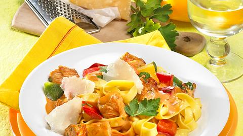 Bandnudeln mit Paprika und Putenwürfeln Rezept - Foto: Först, Thomas