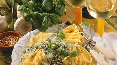 Bandnudeln mit Pesto-Sahne Rezept - Foto: LECKER @ Bauer Media Group