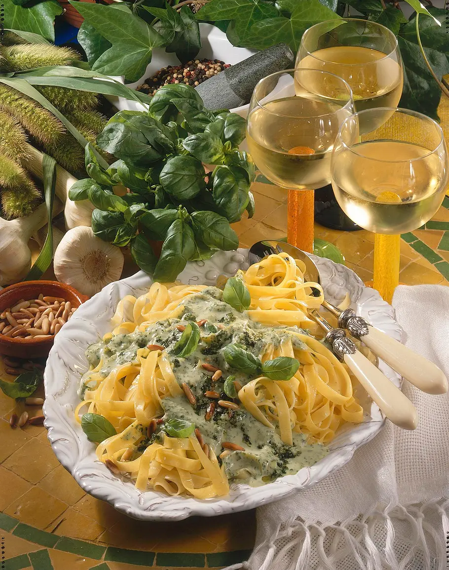 Bandnudeln mit Pesto-Sahne Rezept Bandnudeln mit Pesto-Sahne Rezept