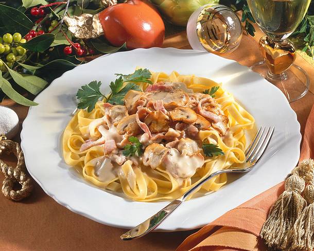 Bandnudeln mit Pilz-Schinken-Soße Rezept Bandnudeln mit Pilz-Schinken-Soße Rezept