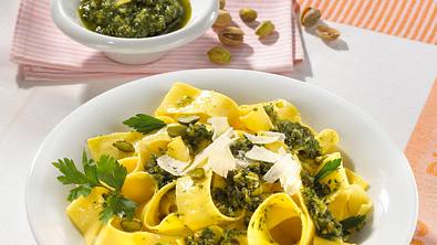 Bandnudeln mit Pistazien-Petersilien-Pesto Rezept - Foto: LECKER @ Bauer Media Group