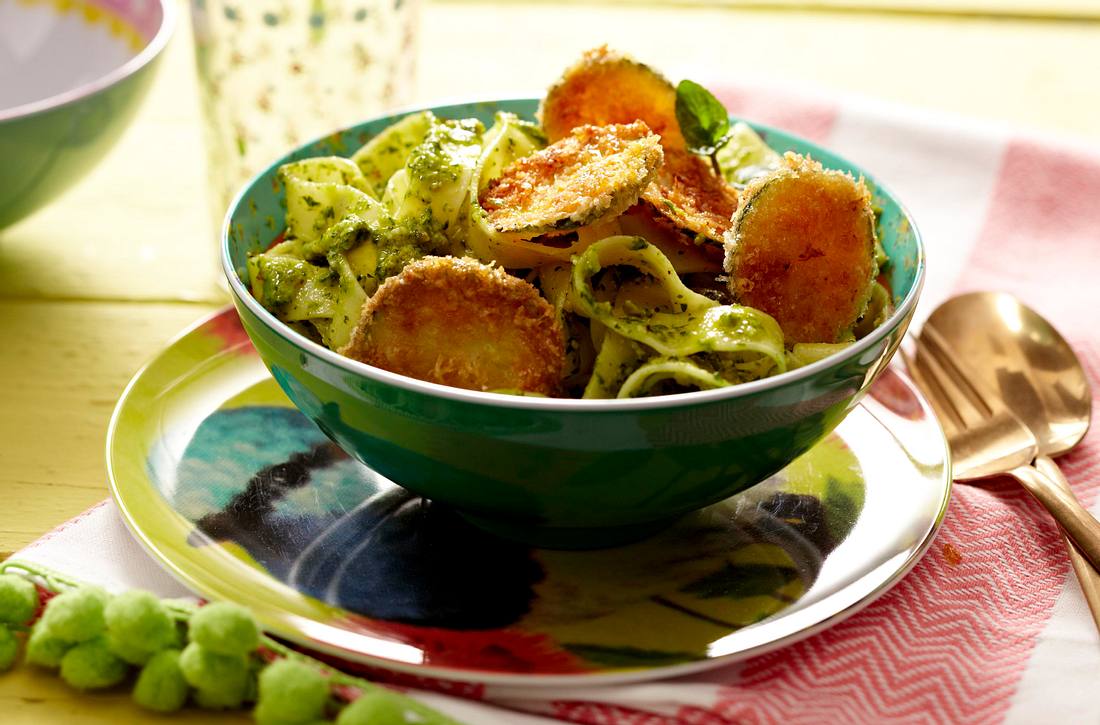 Bandnudeln mit Pistazienpesto und Zucchinitalern Rezept Bandnudeln mit Pistazienpesto und Zucchinitalern Rezept