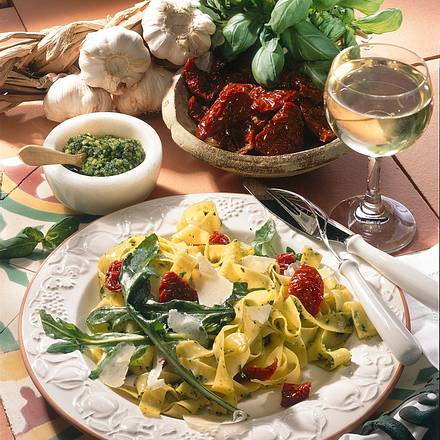 Bandnudeln mit Rauke in Pesto Rezept