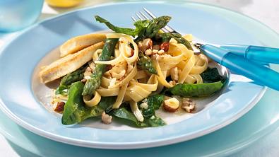 Bandnudeln mit Ricotta, Spinat und grünem Spargel Rezept - Foto: LECKER @ Bauer Media Group