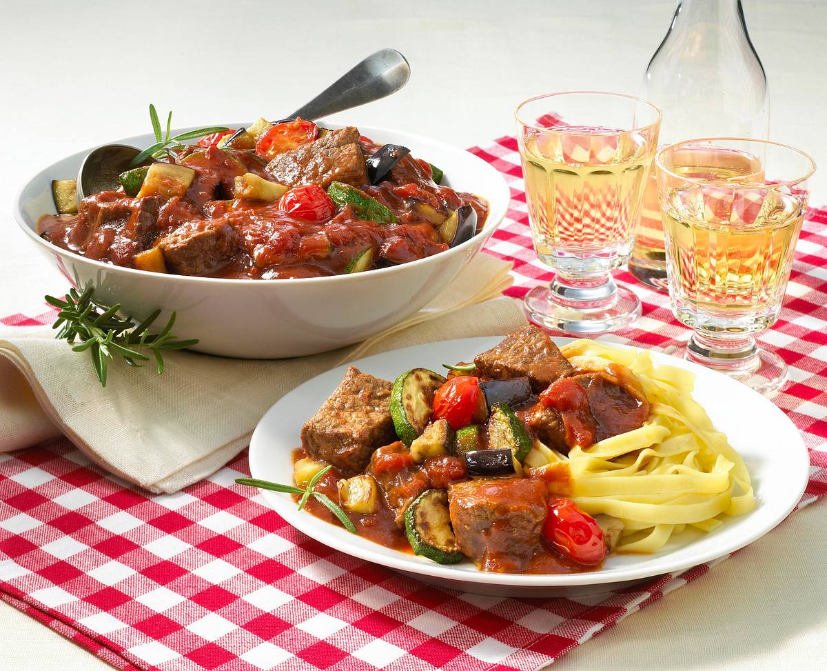 Bandnudeln mit Rindfleisch-Tomaten-Gulasch Rezept