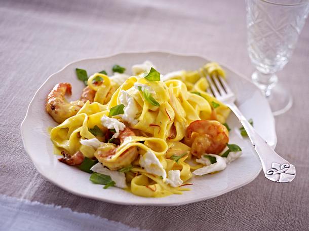 Bandnudeln mit Safransoße, Mozzarella und Garnelen Rezept Bandnudeln mit Safransoße, Mozzarella und Garnelen Rezept