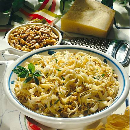 Bandnudeln mit Salbei-Walnuss-Soße Rezept Bandnudeln mit Salbei-Walnuss-Soße Rezept