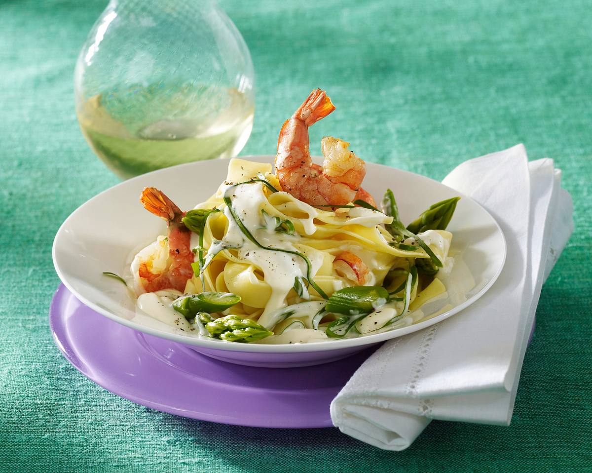 Bandnudeln mit Scampi, grünem Spargel und Bärlauch-Sahnesoße Rezept