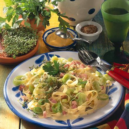Bandnudeln mit Schinken-Senfsoße Rezept Bandnudeln mit Schinken-Senfsoße Rezept