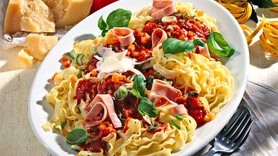 Bandnudeln mit Schinken-Tomatensoße Rezept - Foto: LECKER @ Bauer Media Group