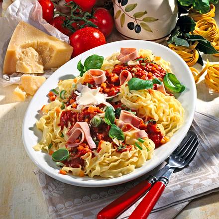 Bandnudeln mit Schinken-Tomatensoße Rezept