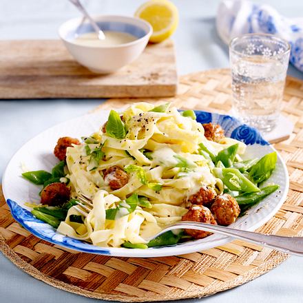 Bandnudeln mit Schneidebohnen, Brätbällchen und Zitronensoße Rezept Bandnudeln mit Schneidebohnen, Brätbällchen und Zitronensoße Rezept