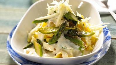 Bandnudeln mit Spargel Rezept - Foto: LECKER @ Bauer Media Group