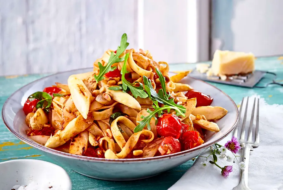 Wie am Schnürchen: Bandnudeln mit Spargelragout Rezept Bandnudeln mit Spargelragout Rezept