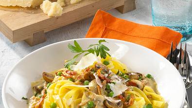Bandnudeln mit Speck, Erbsen und Champignons in Sahne-Soße Rezept - Foto: LECKER @ Bauer Media Group