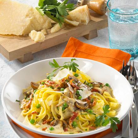 Bandnudeln mit Speck, Erbsen und Champignons in Sahne-Soße Rezept