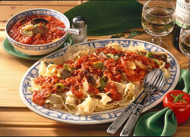 Bandnudeln mit Speck-Tomatensoße Rezept
