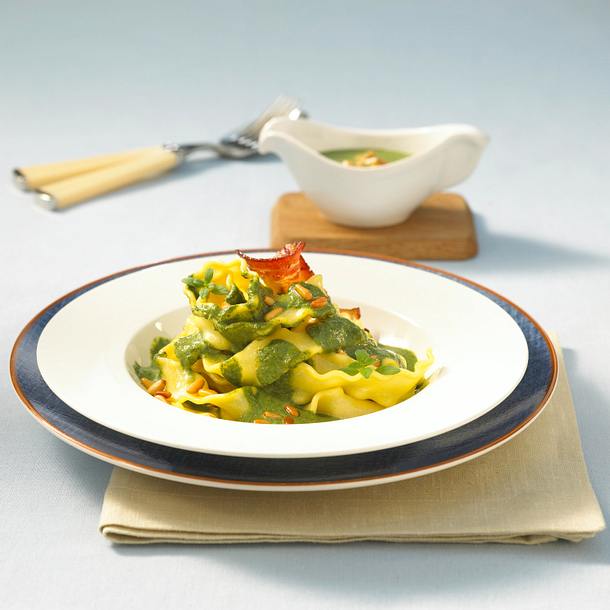 Bandnudeln mit Spinat-Sahne-Soße Rezept Bandnudeln mit Spinat-Sahne-Soße Rezept
