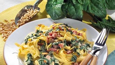 Bandnudeln mit Spinat-Schinken-Soße Rezept - Foto: LECKER @ Bauer Media Group