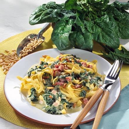 Bandnudeln mit Spinat-Schinken-Soße Rezept
