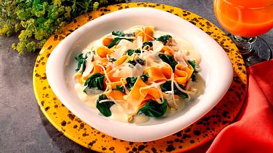 Bandnudeln mit Spinat und Sprossen Rezept - Foto: LECKER @ Bauer Media Group