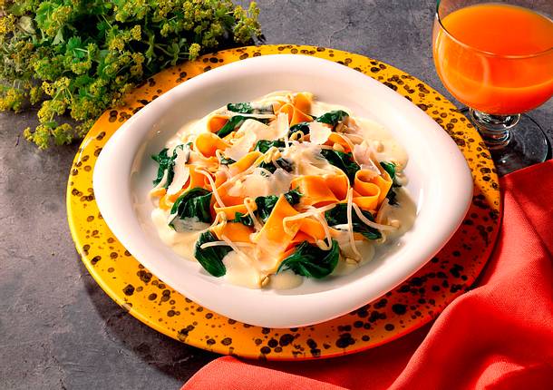 Bandnudeln mit Spinat und Sprossen Rezept Bandnudeln mit Spinat und Sprossen Rezept
